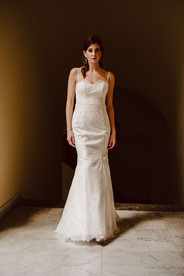 Modern chic bride. Urban style bridal look, simple and elegant. Marmaisd bridal dress with lace