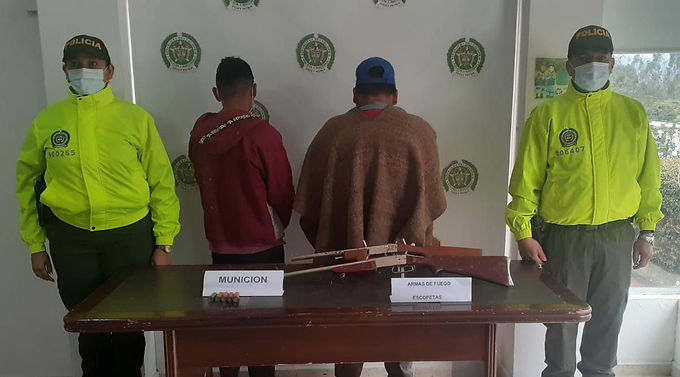 Dos personas capturadas y varias armas incautadas