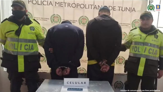 Capturan dos ciudadanos por el presunto hurto de un celular