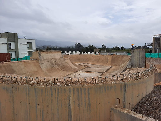 Los deportistas esperan la pista de skate park