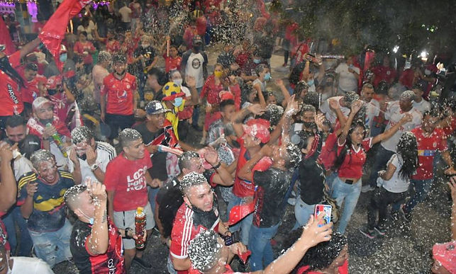 Los ‘americanos’ celebraron con caravanas