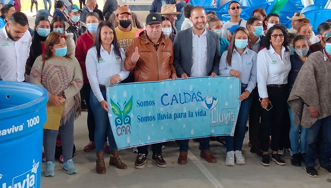 CAR entrega kits de recolección de aguas lluvias