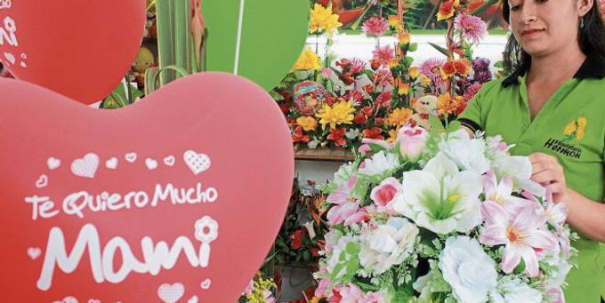 Comerciantes se preparan para el Día de la Madre