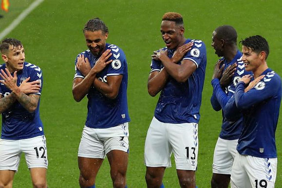 Mina y James figuras en el partido del Everton
