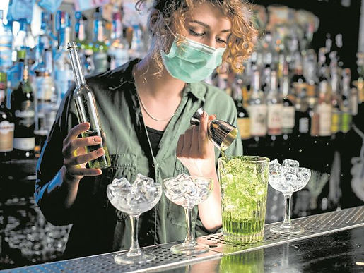 Bares ya tienen luz verde para iniciar piloto de venta de alcohol a la mesa