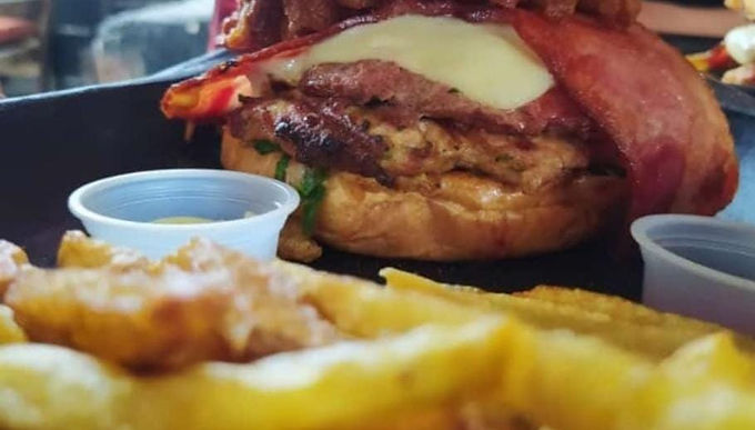 A comer hamburguesa