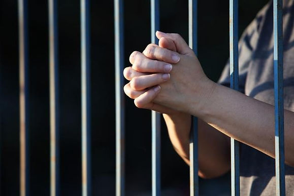 A 12 años y 6 meses de prisión fue condenada una mujer que estafó a trabajadores informales con la supuesta entrega de subsidios para adquirir viviendas VIS