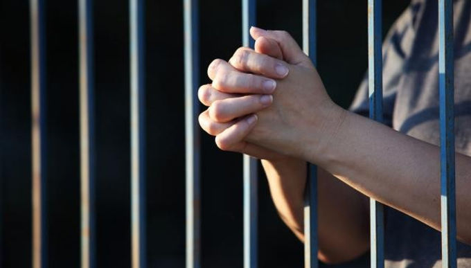 A 12 años y 6 meses de prisión fue condenada una mujer que estafó a trabajadores informales con la supuesta entrega de subsidios para adquirir viviendas VIS
