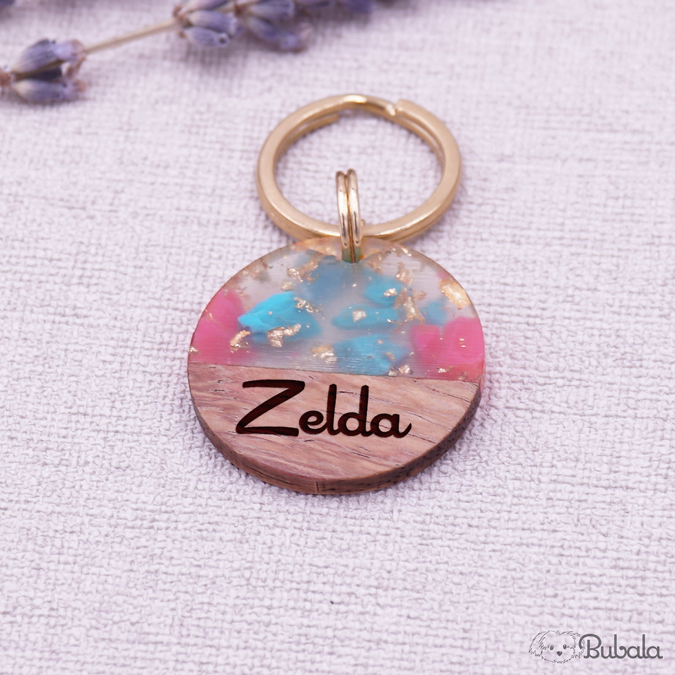 Miniaturbild: Hundemarke Holz und Resin rund, pink Glitzer, goldener Schlüsselring, Frontansicht