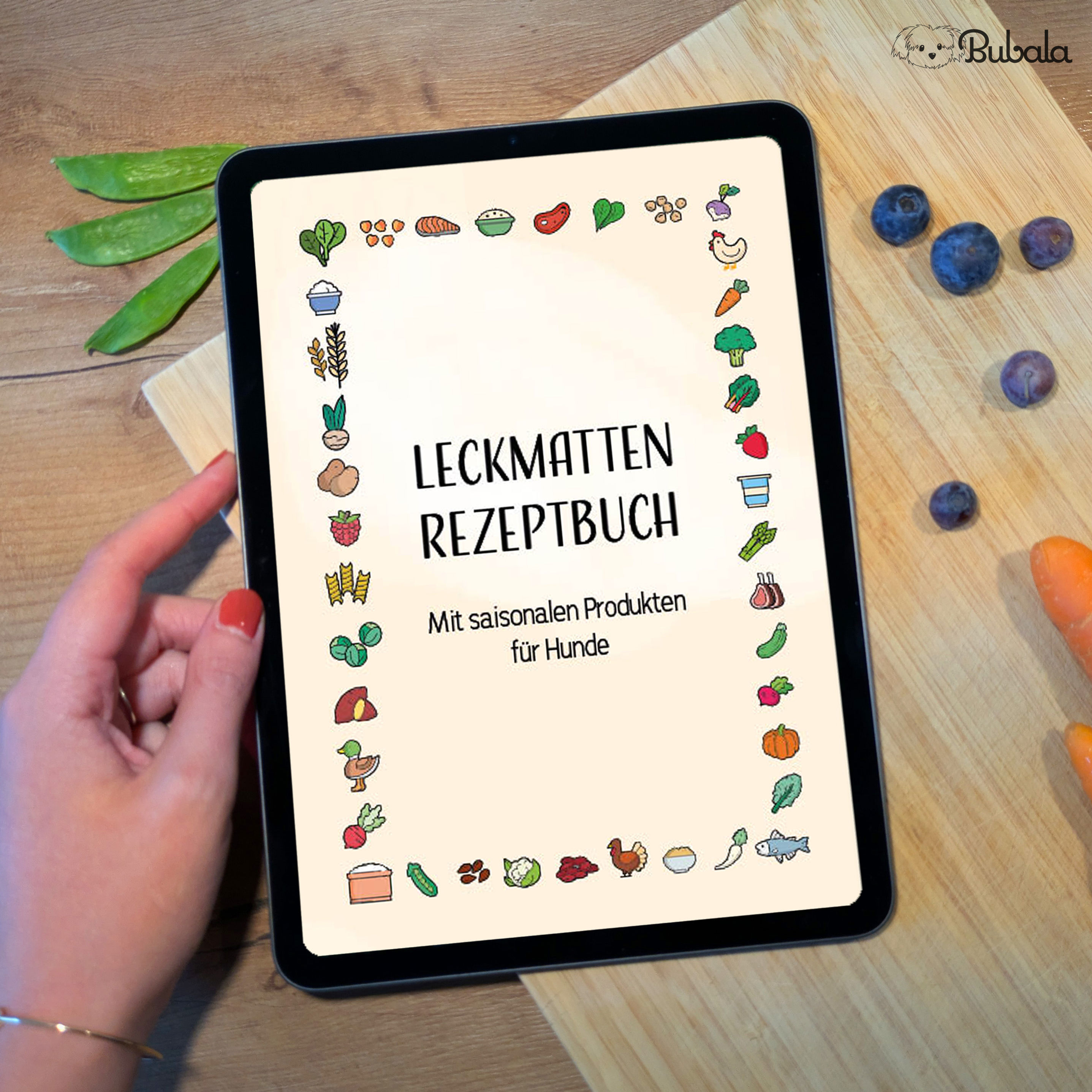 iPad mit Titelbild Leckmatten Rezeptbuch darauf, wird in Hand gehalten