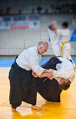 Foto di Paolo Narciso Sensei che applica una tecnica di Aikido