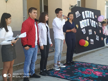 В гимназии была организована праздничная линейка, посвященная Дню учителя.