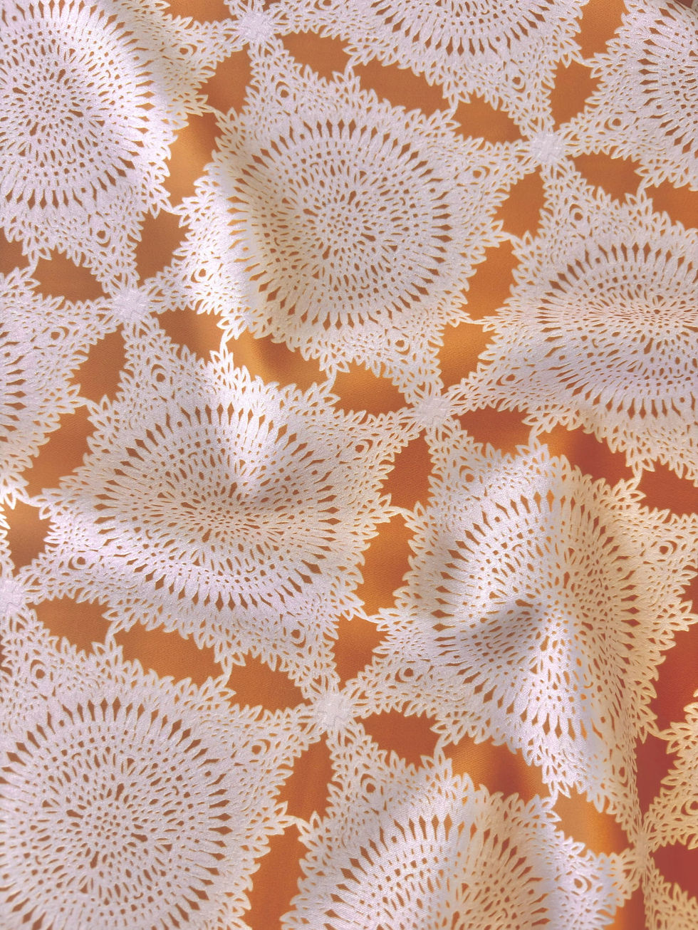 Miniature : tissu lycra uncina aurata motif crochet crème et or -vue du motif plissé