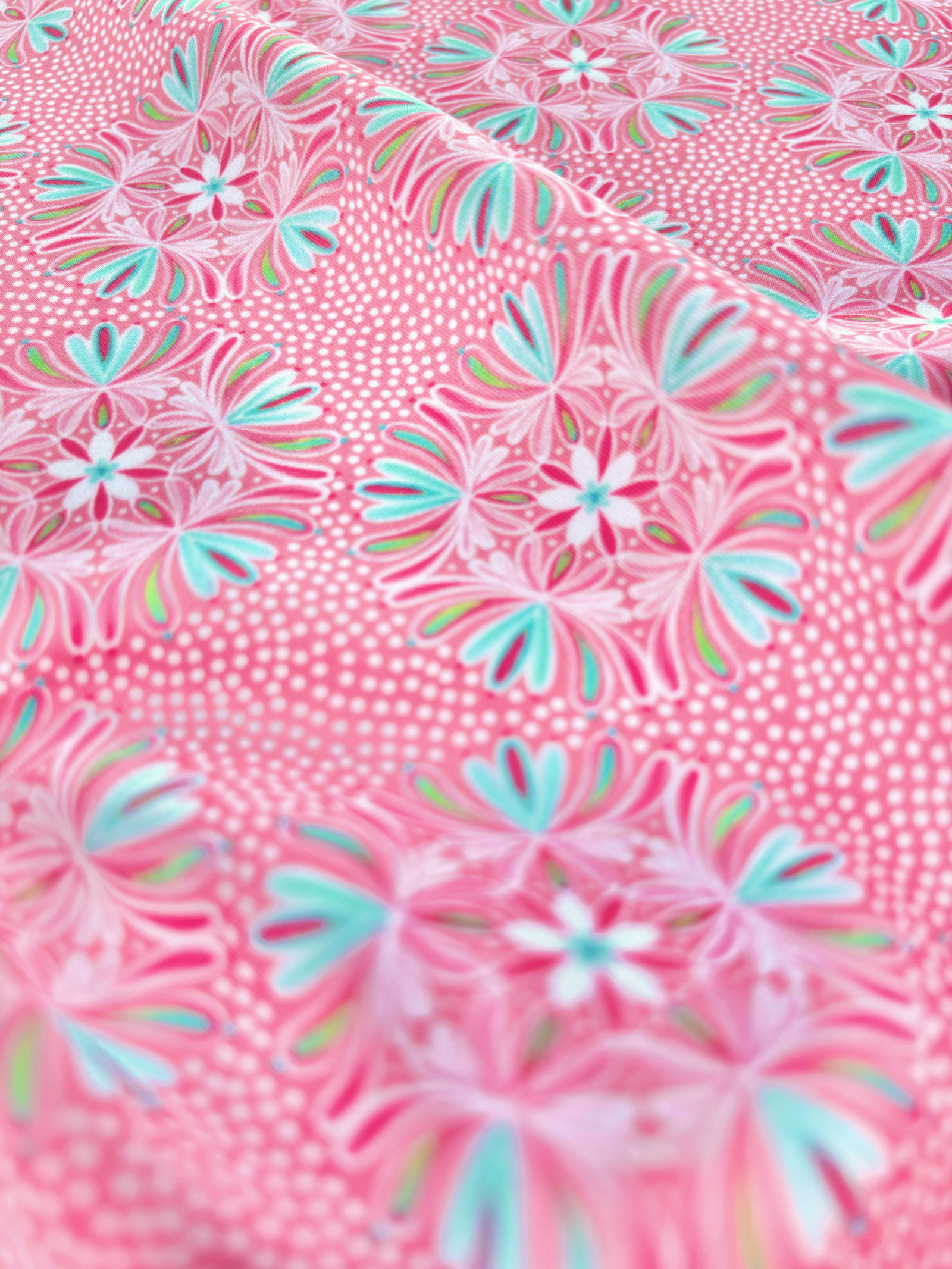 Tissu lycra Maïa motif naïf imprimé rose, turquoise et points blancs - détail du motif