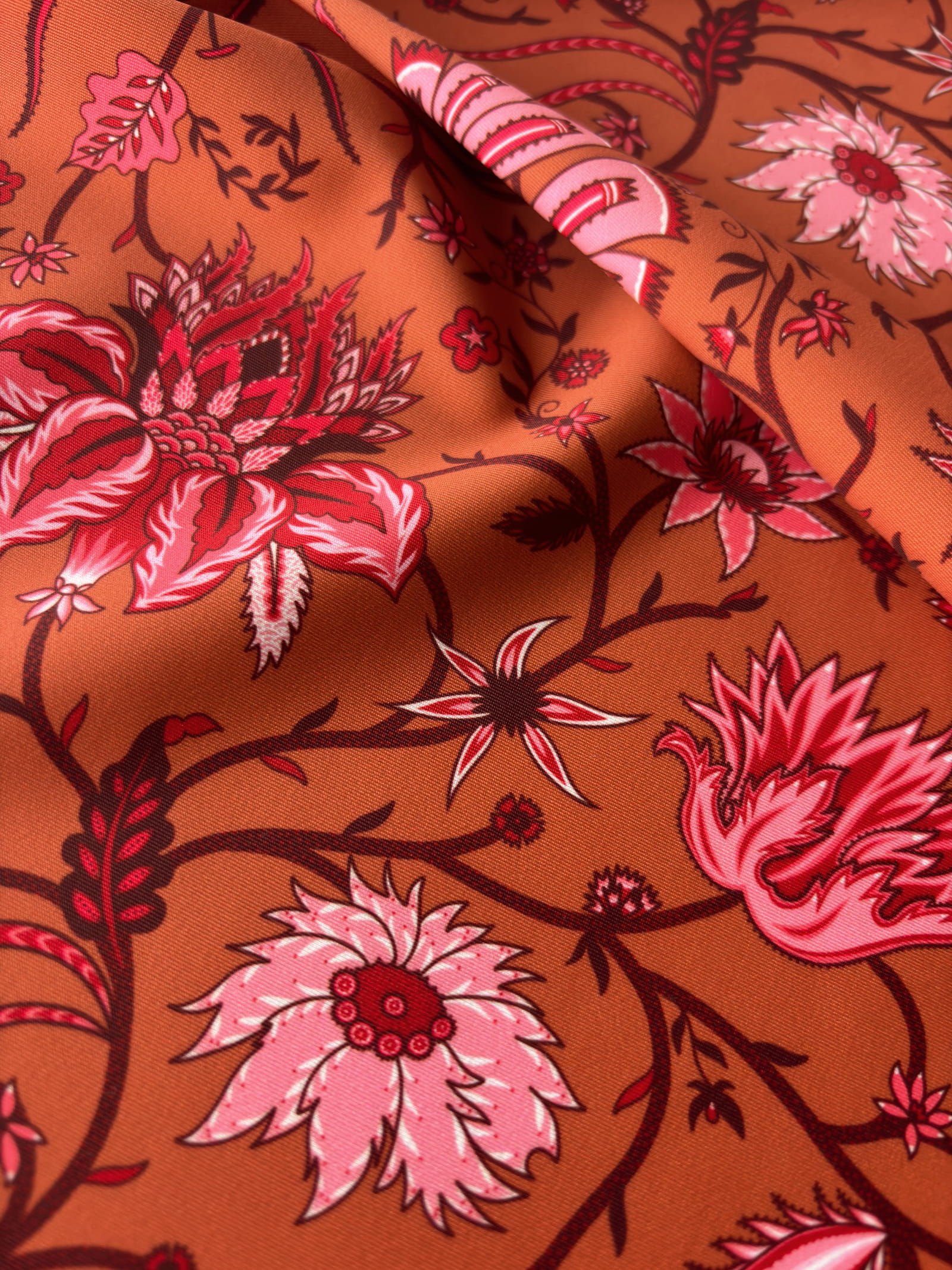 tissu lycra Coromandel motif indienne imprimé terracotta, rose et rouge - vue du motif floral
