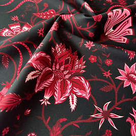 Motif Coromandel nisha imprimé indienne rose, rouge sur fond noir sur tissu lycra AKIKOSMOOD