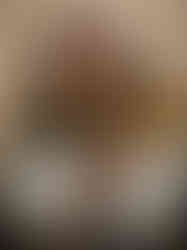 Portrait artistique de Stéphane, chanteuse, réalisé en studio à Gentilly par Colombe Photographie. Ambiance chaleureuse et posée, parfaite pour une communication musicale ou un univers d’artiste. Photographe de studio en Île-de-France, spécialisée dans les portraits d’artistes, chanteurs et créatifs.