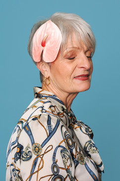 Portrait en studio d’une femme sur fond bleu ciel, pose de profil et lumière douce, réalisé par Colombe Photographie à Gentilly en Île-de-France. Shooting photo idéal pour book comédien, portrait professionnel ou personnel. Photographe portrait en région parisienne spécialisée dans les images naturelles et intemporelles.