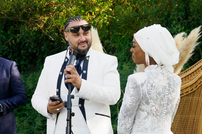 Moment d’émotion pendant la cérémonie laïque du mariage de Malika et Richard à Guyancourt, le marié lit ses vœux à sa femme, photographié par Colombe Delons, photographe de mariage en Île-de-France.