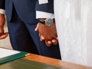 Photographie de mariage capturée à Dammarie-lès-Lys, lors de la cérémonie civile de Sékou et Mariama. Ce gros plan sur leurs mains entrelacées reflète l’intensité du moment, juste avant la signature des registres. Colombe Photographie accompagne les couples en Île-de-France et à Gentilly avec une approche sensible et élégante pour immortaliser chaque détail précieux de votre union.