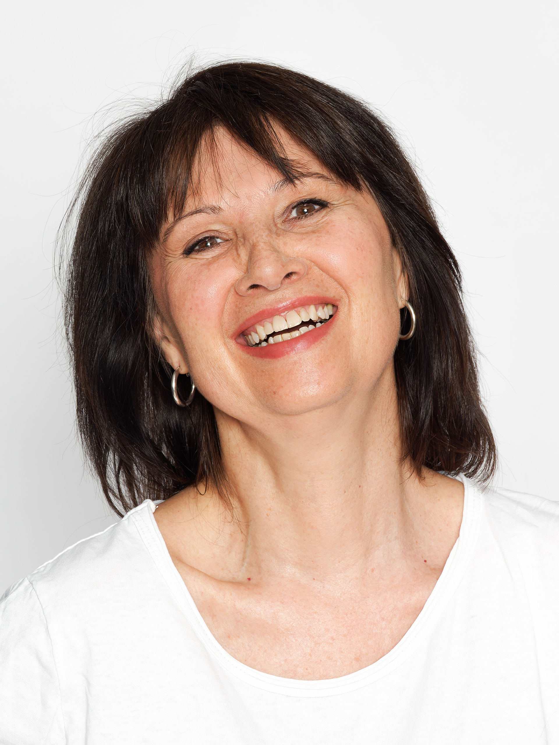 Pola studio de Nathalie Chaban – portrait serré souriante.
