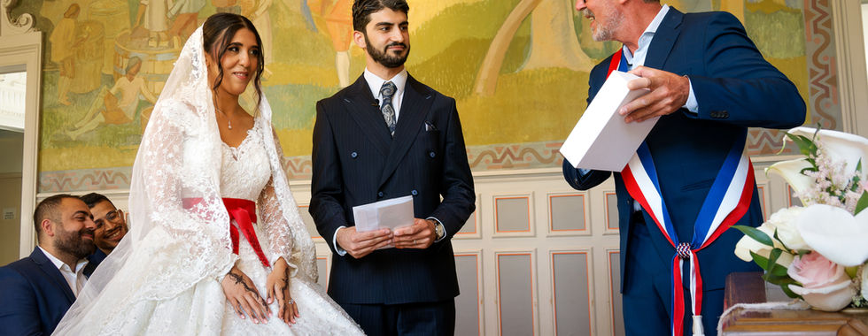 Premier regard des mariés avant la cérémonie civile.
