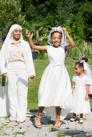 Photo joyeuse de demoiselles d’honneur dansant pendant la réception du mariage de Malika et Richard à Guyancourt, en Île-de-France. Reportage mariage naturel et lumineux réalisé par Colombe Delons, photographe de mariage en région parisienne.