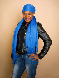 Portrait de femme en studio sur fond beige, réalisé au studio Colombe Photographie à Gentilly, en région parisienne. Photographe portrait en Île-de-France, le studio accompagne chaque personne pour créer des images professionnelles ou personnelles, idéales pour CV, réseaux sociaux ou simplement pour se mettre en valeur. Lumière maîtrisée, accompagnement et rendu naturel pour un portrait impactant.