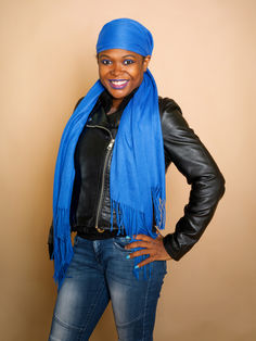 Portrait de femme en studio sur fond beige, réalisé au studio Colombe Photographie à Gentilly, en région parisienne. Photographe portrait en Île-de-France, le studio accompagne chaque personne pour créer des images professionnelles ou personnelles, idéales pour CV, réseaux sociaux ou simplement pour se mettre en valeur. Lumière maîtrisée, accompagnement et rendu naturel pour un portrait impactant.