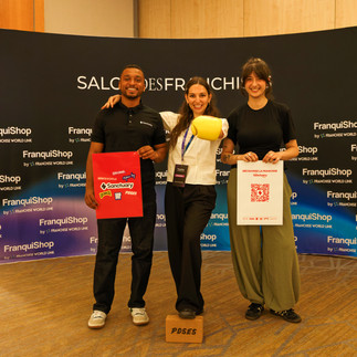 Remise de récompenses lors du salon FranquiShop 2026, photographiée par un photographe événementiel en Île-de-France. Photo d'entreprise mettant en valeur les exposants et l'ambiance du salon professionnel.