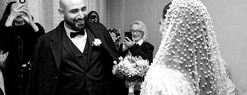 Moment de la découverte scénarisée entre les mariés avant leur mariage civil à Rillieux-la-Pape, capturé au domicile familial. Photo réalisée par Colombe Photographie, photographe de mariage à Lyon et en région parisienne.