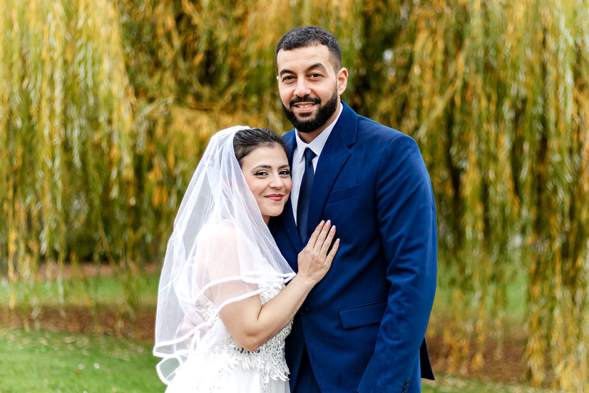 Portrait des mariés après leur mariage civil à la mairie de Villemomble, réalisé dans un parc aux couleurs automnales. Photo capturée par Colombe Photographie, studio basé à Gentilly et spécialisé dans les mariages civils en Île-de-France. Cette image met en avant la complicité du couple et l’ambiance naturelle de leur séance photo en région parisienne.