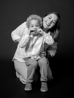 Portrait mère–enfant réalisé au Studio Colombe Photographie à Gentilly, en région parisienne. Cette image capture un moment spontané et joyeux entre une maman et son fils lors d’une séance photo famille en studio. Notre studio spécialisé en portraits familiaux propose des séances naturelles, chaleureuses et modernes pour immortaliser les liens et les émotions. Idéal pour une séance photo famille en Île-de-France, en studio à Gentilly ou en extérieur.