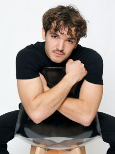 Portrait serré réalisé en studio pour les polas comédien d’Enzo Alva. Cette image met en avant le visage, le regard et la neutralité de l’expression, essentiels pour un dossier de casting. Réalisée au studio Colombe Photographie à Gentilly, en région parisienne, cette photo respecte les standards demandés par les agences et directeurs de casting : lumière uniforme, fond blanc, tenue sobre et absence de pose marquée. Ce type de polas est idéal pour les comédiens souhaitant se présenter de manière professionnelle à Paris et en Île-de-France.