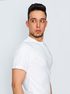 Pola mannequin homme réalisé en studio à Gentilly, en région parisienne. Vue de profil permettant d’évaluer la silhouette, la posture et les proportions du modèle, essentielle pour les agences de mannequins à Paris et en Île-de-France.