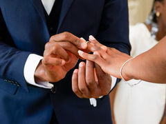 Photo en gros plan de l’échange des alliances entre Sékou et Mariama lors de leur mariage civil à Dammarie-lès-Lys, en Seine-et-Marne. Le marié passe délicatement la bague au doigt de sa future épouse, dans un geste à la fois intime et solennel. Photographie réalisée par Colombe Photographie, photographe de mariage en Île-de-France, installée à Gentilly et disponible sur tout le territoire parisien pour des reportages de cérémonie authentiques et lumineux.