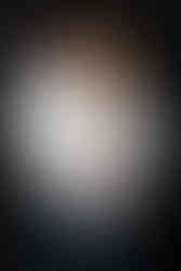 Dress code commun jeans + chemises blanches pour un shooting grossesse en couple.