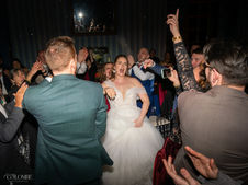 Photographie de moments complices et joyeux pendant la soirée du mariage, capturée en région parisienne. Un instant de bonheur partagé, immortalisé par Colombe Delons, photographe spécialisée dans les mariages et les moments d'émotion de votre grand jour.