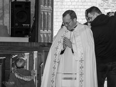 Photographie de l'entrée du prêtre dans l'église, capturée lors de la cérémonie religieuse d'un mariage en région parisienne. Un moment solennel et symbolique, immortalisé par Colombe Delons, photographe spécialisée dans les mariages et les instants significatifs de votre grand jour.