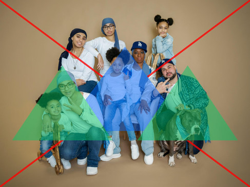Schéma de composition d’une photo de famille nombreuse en studio montrant l’utilisation des triangles et diagonales pour structurer l’image. Exemple de placement des sujets pour un portrait famille harmonieux et dynamique. Photographe famille en studio à Gentilly en Île-de-France, spécialisé dans les groupes et familles nombreuses.