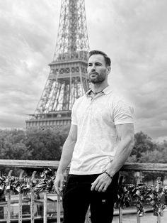 Portrait photo homme réalisé devant la Tour Eiffel à Paris, dans un style éditorial et moderne en noir et blanc. Shooting extérieur pour book photo, réseaux sociaux, image professionnelle ou confiance en soi. Colombe Photographie réalise des portraits masculins en région parisienne, avec des séances photo personnalisées à Paris et au studio de Gentilly.