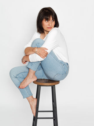 Pola – plain-pied assise, regard de côté, ambiance cocooning et féminine.