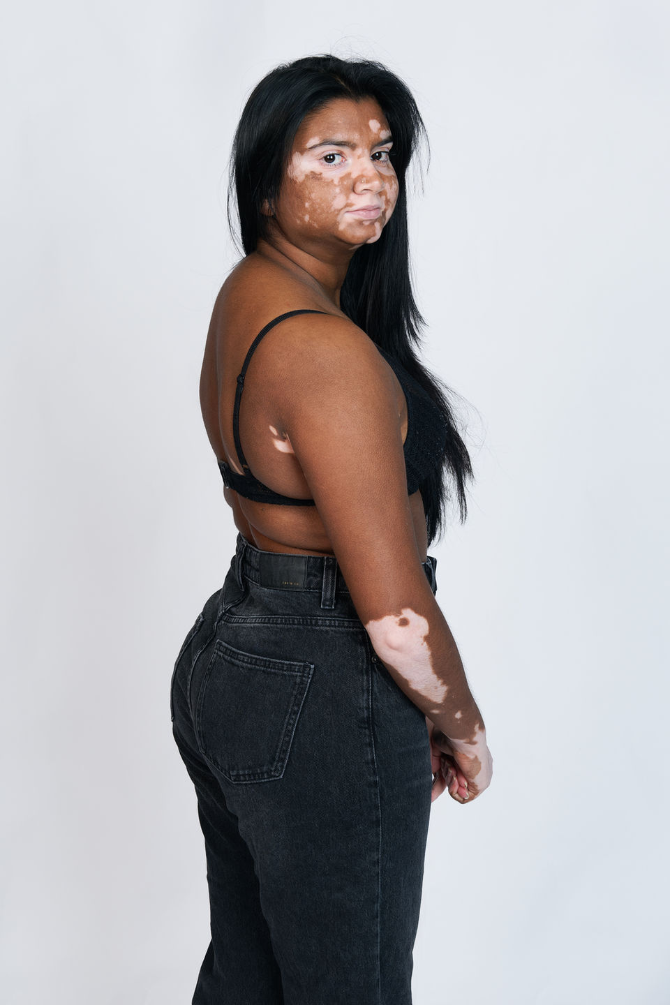Photographie en studio sur fond blanc, cadrage plan américain et angle trois quarts. Expression neutre et naturelle, sans retouches, parfaite pour les agences et directeurs de casting.