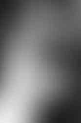 Photo de mariage en noir et blanc de Rania et Jordan partageant un moment complice, bouquet à la main. Image capturée par Colombe Photographie, photographe de mariage à Lyon.