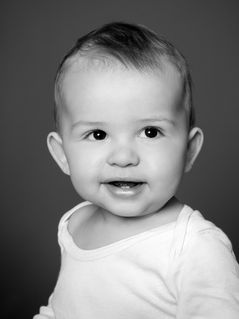Portrait de bébé souriant réalisé en studio photo à Gentilly, en région parisienne, par Colombe Photographie. Photographe spécialisée en bébé et famille, le studio capture des expressions naturelles et lumineuses dans un cadre simple et chaleureux. Cette photo illustre parfaitement une séance photo bébé en Île-de-France, pensée pour créer des souvenirs durables et authentiques. Idéal pour les familles souhaitant des images professionnelles de leur enfant.