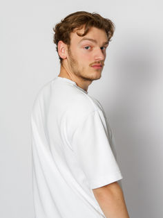 Portrait comédien en trois-quarts, regard caméra, idéal pour montrer un autre angle du visage et enrichir un book artistique. Cette prise de vue permet aux directeurs de casting de mieux appréhender les traits et le potentiel du comédien. Réalisé en studio à Gentilly sur fond neutre, ce type de photo s’inscrit dans les standards professionnels des polas comédiens en région parisienne. Un indispensable pour se démarquer auprès des agences et productions.