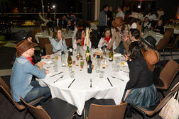 Reportage photo lors d’une soirée du personnel en entreprise, capturant un dîner festif et les interactions entre collaborateurs. Cette photographie met en lumière la cohésion d’équipe, la convivialité et l’expérience collective au cœur d’un événement corporate. Idéal pour illustrer la communication interne, les temps forts de la vie d’entreprise et les actions en faveur de la marque employeur.