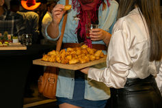 Photographie événementielle réalisée lors d’une soirée du personnel en entreprise, mettant en valeur le service traiteur, les moments de partage et l’ambiance conviviale entre collaborateurs. Cette image illustre l’importance des instants informels dans les événements corporate, favorisant les échanges, la cohésion d’équipe et le bien-être au travail. Reportage photo professionnel pour la communication interne et la marque employeur.