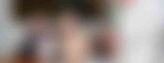 Mariage civil d’Alissia et Hafed à Montlhéry : gros plan sur les témoins et les proches des mariés, réunis autour de la table de la mairie. Les enfants, les parents et la famille élargie participent avec émotion à la cérémonie. Reportage mariage civil en Essonne et en Île-de-France par Colombe Photographie, spécialiste des instants familiaux et authentiques.