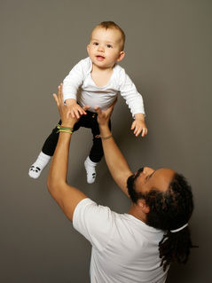 Moment de complicité entre un père et son bébé capturé en studio par Colombe Photographie, photographe famille en Île-de-France. Cette image illustre une séance photo famille naturelle et vivante, réalisée à Gentilly, proche de Paris. Le studio propose des séances photo avec enfants et parents pour capturer des instants authentiques et spontanés. Photographe bébé et famille en région parisienne, Colombe Photographie accompagne chaque famille pour créer des souvenirs uniques.